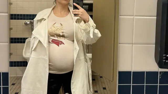 Gaya Kourtney Kardashian Pamer Baby Bump