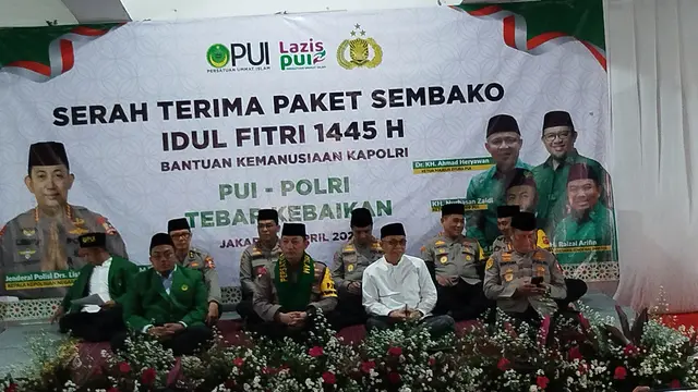 Kapolri Jenderal Listyo Sigit Prabowo membagikan 25 ribu paket sembako ke masyarakat melalui organisasi Persatuan Ummat Islam (PUI), Selasa (2/4/2024).