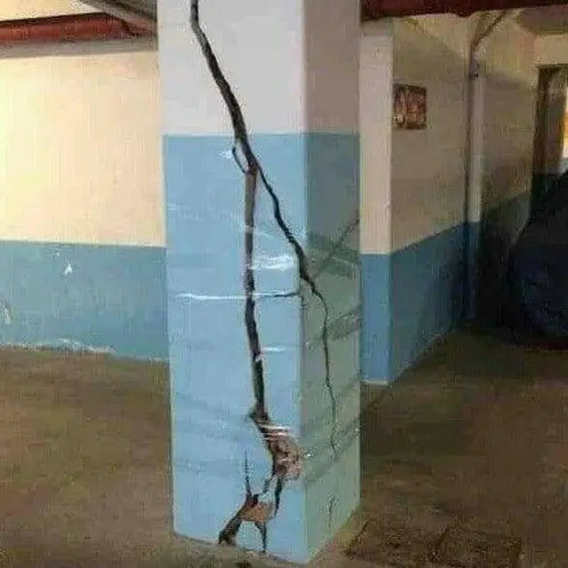 6 Penyangga Bangunan Nyeleneh Ini Bikin Geleng