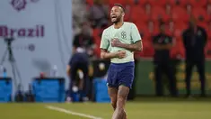 Penyerang Brasil Neymar tersenyum saat sesi latihan di stadion Grand Hamad di Doha, Qatar, Minggu (4/12/2022). Brasil akan menghadapi Korea Selatan pada babak 16 besar Piala Dunia 2022 di di Stadion 974, Selasa (6/12) dini hari WIB. (AP Photo/Andre Penner)
