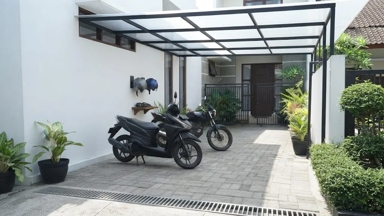 Ide Membuat Area Parkir Motor Tetap Rapi di Rumah Tanpa Garasi