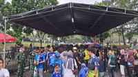 Para pendukung Persib Bandung yang hendak masuk ke Stadion Si Jalak Harupat menjelang duel final BRI Liga 1 melawan Madura United, Minggu (26/5/2024). (Bola.com/Muhammad Adi Yaksa)