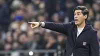 Paulo Fonseca saat memimpin Lyon di Ligue 1 pada musim 2024/2025. (c) AP Photo/Laurent Cipriani