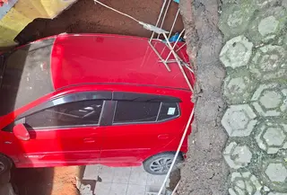 Sebuah mobil milik warga yang terjatuh ke dalam lubang septictank di wilayah, Jatijajar, Tapos, Depok. (Foto: Istimewa)