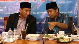 Politikus Partai Gerindra Biem Benyamin (kiri) berbincang dengan Direktur Lingkar Madani untuk Indonesia, Ray Rangkuti ketika menjadi pembicara dalam diskusi bertajuk 'Kontestasi Pilkada DKI' di Cikini, Jakarta, Sabtu (12/3). (Liputan6.com/Gempur M Surya)