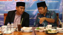 Politikus Partai Gerindra Biem Benyamin (kiri) berbincang dengan Direktur Lingkar Madani untuk Indonesia, Ray Rangkuti ketika menjadi pembicara dalam diskusi bertajuk 'Kontestasi Pilkada DKI' di Cikini, Jakarta, Sabtu (12/3). (Liputan6.com/Gempur M Surya)