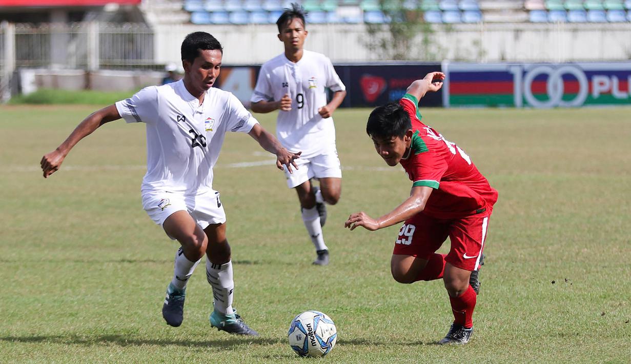 Bek Timnas Indonesia U-19, Firza Andika, berusaha melewati pemain Thailand U-19 pada laga Piala AFF U-18 di Stadion Thuwanna, Yangon, Jumat (15/9/2017). Hingga babak pertama usai skor masih imbang 0-0. (Liputan6.com/Yoppy Renato)