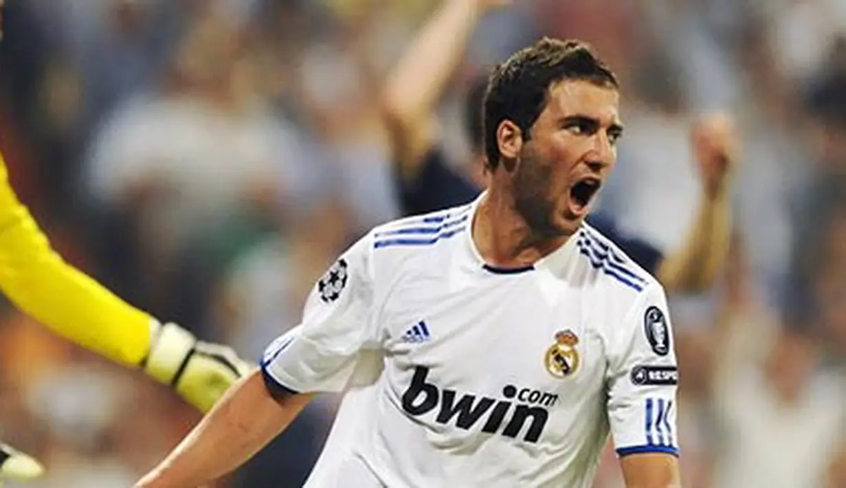 Raut kegembiraan Gonzalo Higuain yang mencetak satu gol kemenangan 2-0 yang dipetik Real Madrid atas Ajax di laga pertama babak penyisihan Liga Champions di Bernabeu, 15 September 2010.AFP PHOTO/JAVIER SORIANO