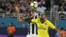 Bek Juventus, Giorgio Chiellini, duel udara dengan gelandang Paris St Germain, Lucas Moura, pada laga ICC di Stadion Hard Rock, Florida, Rabu (26/7/2017). Juventus menang 3-2 atas PSG. (AP/Lynne Sladky)