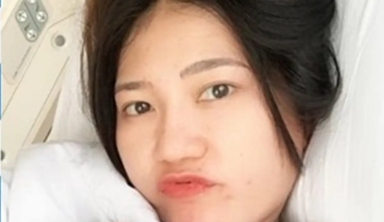 Biduan berusia 32 tahun ini memang sering unggah foto bareface. Foto muka bantal Via Vallen ini tetap memperlihatkan paras yang menawan. Via Vallen yang cantik natural ini tuai atensi publik. (Liputan6.com/IG/viavallen)