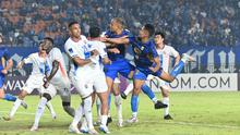 Duel udara terjadi di kotak penalti saat Persib Bandung menghadapi Port FC ada laga perdana Grup F AFC Champions League 2 (ACL 2) di Stadion Si Jalak Harupat, Soreang, Kabupaten Bandung, Kamis (19/9/2024) malam. (Bola.com/Erwin Snaz)
