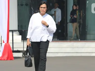 Menteri Keuangan pada Kabinet Kerja Jilid I Sri Mulyani tiba di Istana Negara, Jakarta, Selasa (22/10/2019). Sri Mulyani datang memenuhi panggilan Presiden Joko Widodo terkait penetapan Calon Menteri Kabinet Kerja Jilid 2. (Liputan6.com/Angga Yuniar)