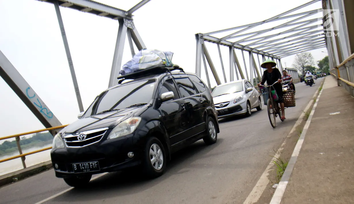 Sejumlah kendaraan melintas di jembatan Bangkir Indramayu, Jawa Barat, Jumat (30 /6). H+5 Indramayu Kota ke Arah Jakarta melalui Jalur Utara diprediksi mulai di padati arus balik pada Malam dan esok hari H+6. (Liputan6.com/Helmi Afandi)