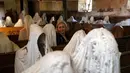 Turis Prancis mengunjungi Gereja St George yang menampilkan patung-patung serupa hantu di Lukova, 30 Agustus 2018. Membuat banyak orang penasaran, gereja yang terbengkalai ini justru menjadi destinasi wisata mistis menarik di Ceko. (AP/Petr David Josek)