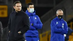 Pelatih Chelsea, Frank Lampard, tampak kecewa usai ditaklukkan Wolverhampton Wanderers pada laga Liga Inggris di Stadion Molineux, Rabu (16/12/2020). Chelsea tumbang dengan skor 2-1. (Rui Vieira/Pool via AFP)
