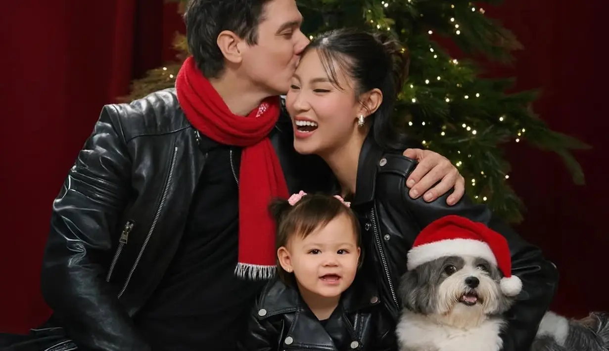 Patricia Gouw merayakan Natal bersama suami dan putrinya. Mereka bertiga pun kompak mengenakan jaket leather hitam berfoto di depan pohon Natal bersama anjingnya. [@patriciagouw]