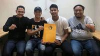 Dua pemain Persik Kediri, Bayu Otto dan Septian Satria Bagaskara diapit CEO Abdul Hakim Bawagih dan Manajer Beny Kurniawan usai sesi teken kontrak di mes pemain Jalan PK Bangsa, Kota Kediri, Senin (30/12/2019). (Bola.com/dok. Persik)