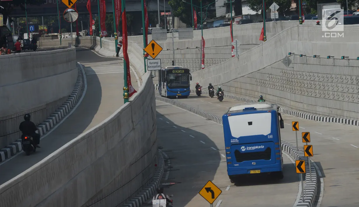 Bus Transjakarta menggunakan jalur lintas bawah atau underpass Mampang-Kuningan, Jakarta Selatan, Rabu (11/4). Jalan lintas bawah atau underpass Mampang-Kuningan hari ini mulai diuji coba selama sepekan ke depan. (Merdeka.com/Imam Buhori)