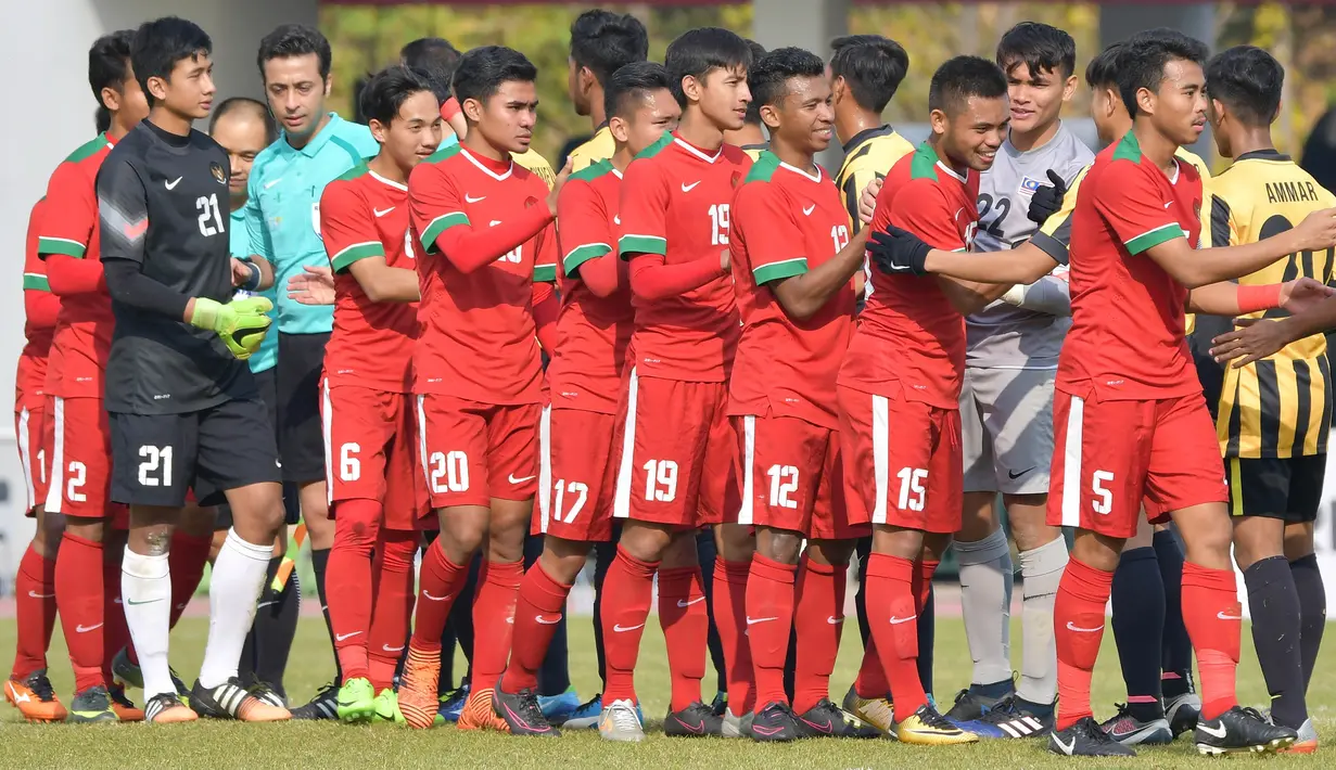 Para pemain Indonesia U-19 bersalaman dengan pemain Malaysia U-19 usai laga Kualifikasi Piala Asia U-19 2018 di Stadion Public, Paju, Senin (6/11/2017). Indonesia kalah 1-4 dari Malaysia. (AFP/Kim Doo-Ho)