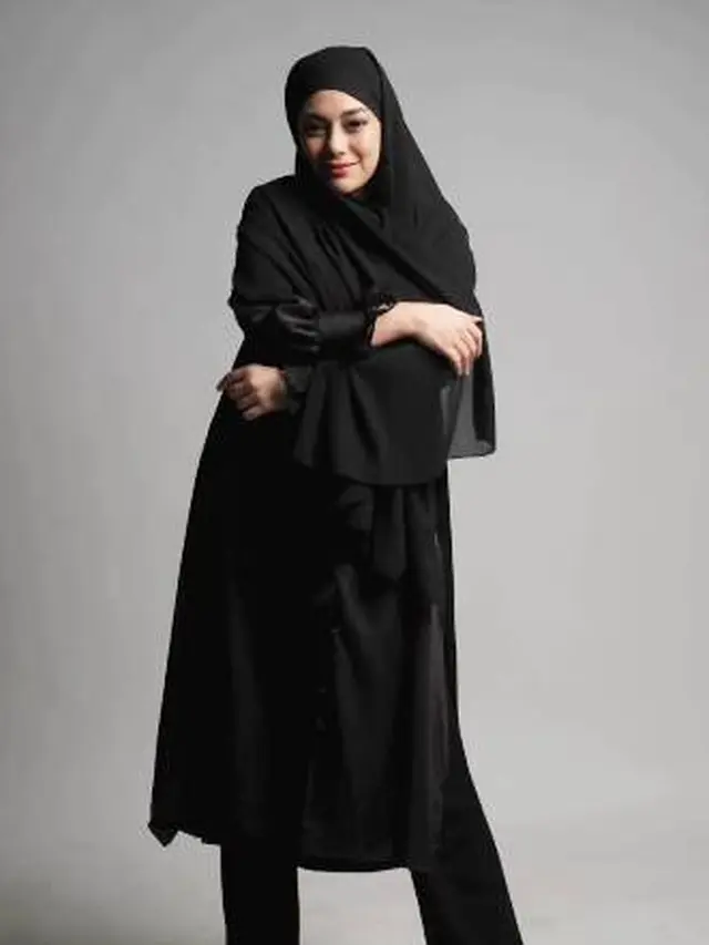 Tampil Menawan, Ini 7 Pemotretan Celine Evangelista dengan Hijab Ini Curi Perhatian