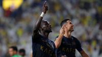 Pemain Al-Nassr, Sadio Mane melakukan selebrasi setelah mencetak gol ke gawang Al-Ettifaq pada laga Piala Raja Arab Saudi 2023 yang berlangsung di Awwal Park Stadium, Ryadh, Arab Saudi, Rabu (01/11/2023) dini hari WIB. (Twitter/@AlNassrFC)