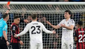 Bek Manchester United, Harry Maguire, mendapatkan kartu merah saat timnya bertandang ke markas Bournemouth pada Sabtu (21/3/2026) dini hari WIB. (Andrew Matthews/PA via AP)