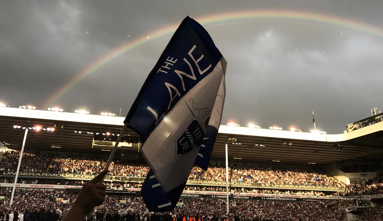 Pelangi muncul saat ribuan suporter Tottenham Hotspur berada di lapangan usai pertandingan Tottenham Hotspur melawan MU di stadion White Hart Lane, London, (14/5). (AP/Frank Augstein)