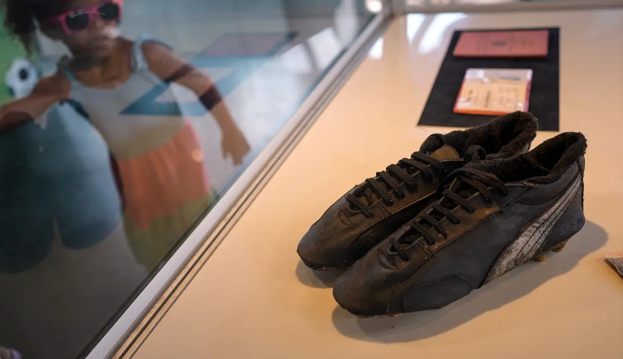 Seorang gadis mengunjungi museum untuk menghormati legenda sepak bola Brasil Pele di Santos, Brasil, 26 Desember 2022. Brasil mengabadikan masa-masa kejayaan Pele bertepatan dengan diselenggarakannya Piala Dunia 2014. (AP Photo/Matias Delacroix)