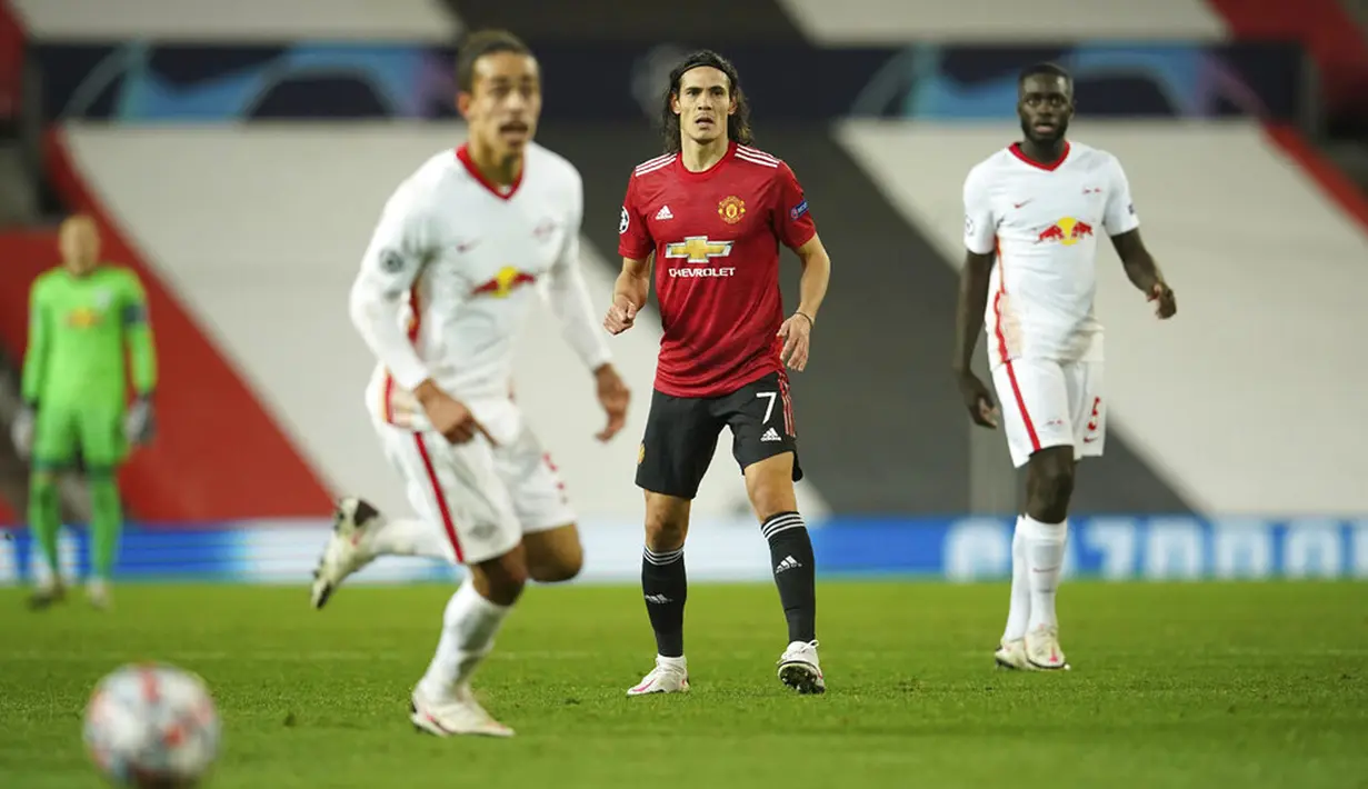Pemain Manchester United Edinson Cavani (tengah) mengamati bola saat menghadapi RB Leipzig pada pertandingan Grup H Liga Champions di Stadion Old Trafford, Manchester, Inggris, Rabu (28/10/2020. Manchester United menang 5-0, Marcus Rashford cetak hattrick. (AP Photo/Dave Thompson)