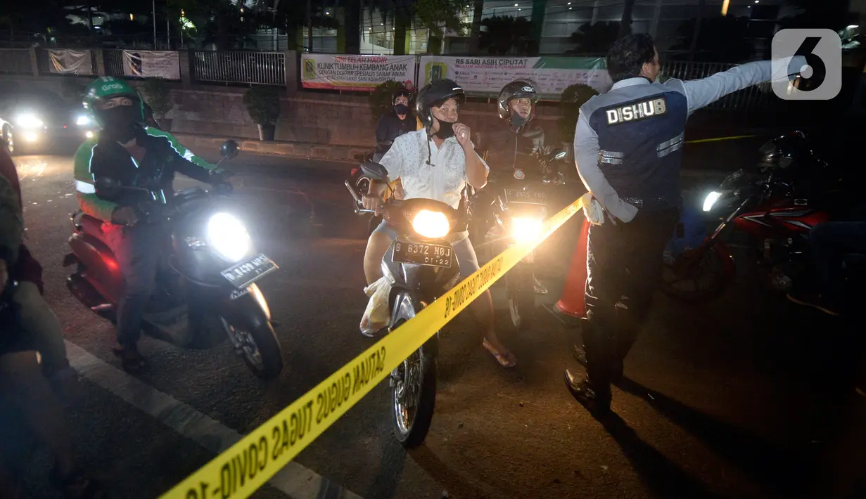 Petugas Dishub saat pengalihan arus lalu lintas  di depan RS Sari Asih, Tangerang Selatan, Sabtu (9/5/2020). Pengalihan arus dalam rangka pelaksanaan Pembatasan Sosial Berskala Besar (PSBB)  untuk memutus penularan Covid-19 di wilayah Tangsel mulai jam 22.00 hingga 05.00. (merdeka.com/Dwi Narwoko)