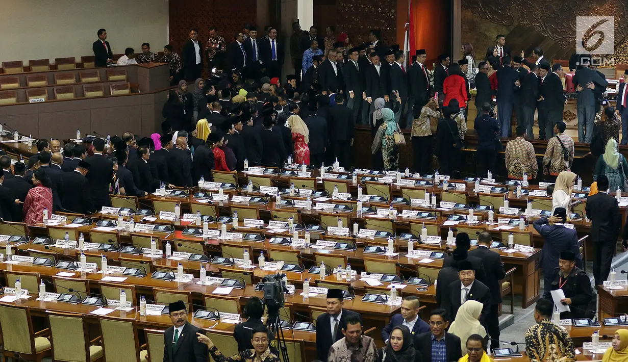 Anggota DPR memberi selamat kepada pimpinan DPR terpilih saat Rapat Paripurna ke-2 di Kompleks Parlemen, Jakarta, Selasa (1/10/2019). Rapat menetapkan Puan Maharani sebagai Ketua DPR dengan wakilnya Aziz Syamsuddin, Sufmi Dasco Ahmad, Rachmat Gobel, dan Muhaimin Iskandar. (Liputan6.com/JohanTallo)
