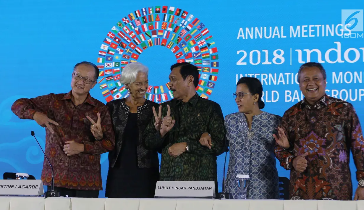 Ketua Panitia IMF-Bank Dunia Luhut Binsar Pandjaitan (dua kiri), Direktur Pelaksana IMF Christine Lagarde, Presiden Bank Dunia Jim Yong Kim, Menkeu Sri Mulyani, dan Gubernur BI Perry Warjiyo saat penutupan, Bali, Minggu (14/10). (Liputan6.com/AnggaYuniar)