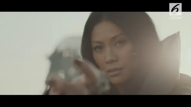 Anggun jadi penyanyi pertama asal Indonesia yang lagunya sukses menembus Top 10 Billboard.