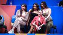 Pevoli Indonesia Yolla Yuliana, Erika Carlina, Cinta Laura, dan Maria Selena berfoto bersama saat pembukaan Piala Dunia FIBA 2023 di Indonesia Arena, Senayan, Jakarta, Jumat (25/08/2023). (Bola.com/Bagaskara Lazuardi)