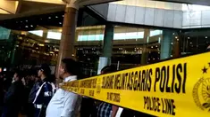 Ambuknya selasar Tower II BEI hari ini, membuat akses jalanan ditutup sementara untuk umum
