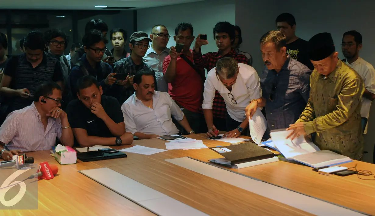Manajer Persib Umuh Muchtar (kedua kanan) memimpin pemberkasan surat permintaan pelaksanaan Kongres Luar Biasa PSSI di Kantor PSSI, Jakarta, Selasa (3/5/2016). Sejumlah klub mendesak dilaksanakannya KLB PSSI. (Liputan6.com/Helmi Fithriansyah)