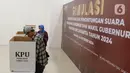 Warga melakukan simulasi pencoblosan surat suara Pemilihan Gubernur DKI Jakarta pada Pemilihan Kepala Daerah (Pilkada) Serentak 2024 di Gelanggang Remaja Johar Baru, Jakarta, Kamis (24/10/2024). (Liputan6.com/Herman Zakharia)
