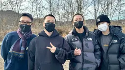 Kepergian Jimin dan Jungkook untuk wajib militer diantar oleh J-Hope dan Suga. Keempatnya mengenakan pakaian kasual dan jaket tebal, karena iklim yang sudah mulai masuk musim dingin. (Foto: Instagram/ uarmyhope)