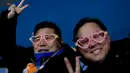 Penonton mengenakan kacamata unik saat menyaksikan cabang curling antara Rusia dan Swiss pada Olimpiade Musim Dingin 2018 di Gangneung, Korea Selatan, Senin (12/2). Olimpiade PyeongChang berlangsung hingga 25 Februari mendatang. (AP/Natacha Pisarenko)