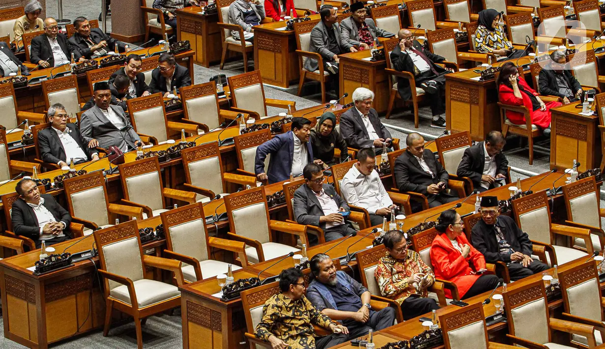 Dasco hanya mengungkapkan, rapat tetap bisa dilaksanakan karena dihadiri oleh anggota Dewan semua fraksi di DPR. Setelah itu, Dasco mengajak semua anggota Dewan yang hadir menyanyikan lagu "Indonesia Raya" sebelum melanjutkan agenda berikutnya. (Liputan6.com/Faizal Fanani)