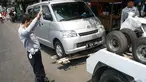 Sebuah mobil diderek petugas Dishub karena parkir sembarangan di jalan Pramuka, Jakarta, Kamis (18/9/2014) (Liputan6.com/Faizal Fanani)
