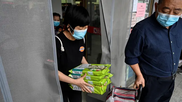 Khawatir Lockdown COVID-19, Warga Beijing Serbu Supermarket