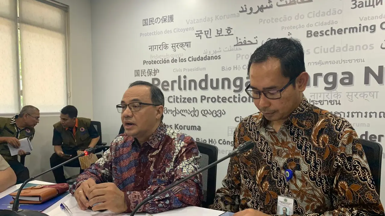 Plt Jubir Kemlu Teuku Faizasyah bersama dengan Yudha Nugraha Direktur PWNI BHI Kemlu.