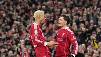 Hugo Ekitike (kiri) merayakan golnya bersama Florian Wirtz di laga Liverpool vs Newcastle di pekan ke-24 Liga Inggris 2025/2026 di Anfield, Minggu (01/02/2026) dini hari WIB. (AP Photo/Jon Super)