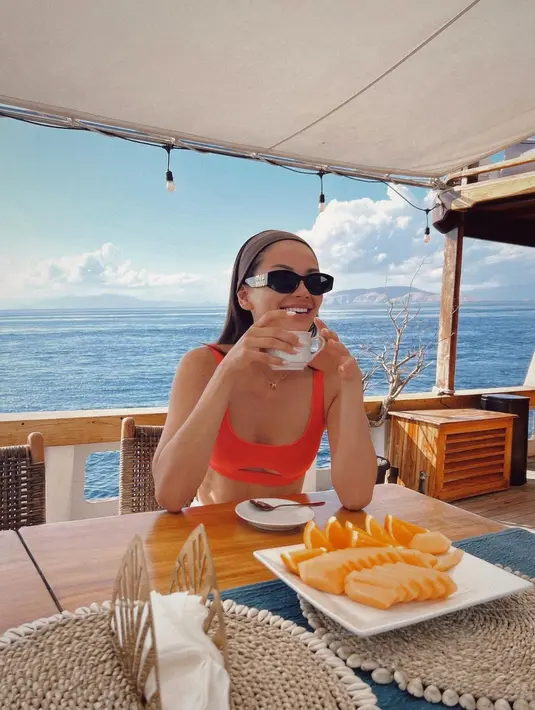 Sarapan santai di atas kapal, Alyssa pun juga tampil santai dengan bikini berwarna oranye.  (instagram/alyssadaguise)