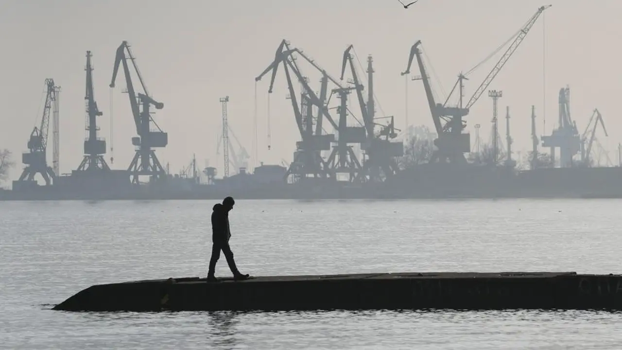 Pelabuhan Mariupol di Ukraina pada akhir Februari 2022.