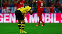Pemain Borussia Dortmund Julian Weigl tertunduk lesu saat timnya kebobolan lima gol dalam lanjutan Bundesliga di Stadion Allianz Arena, Muenchen, Minggu (4/10/2015). Muenchen menang telak 5-1 atas Dortmund. (REUTERS/Michael Dalder)