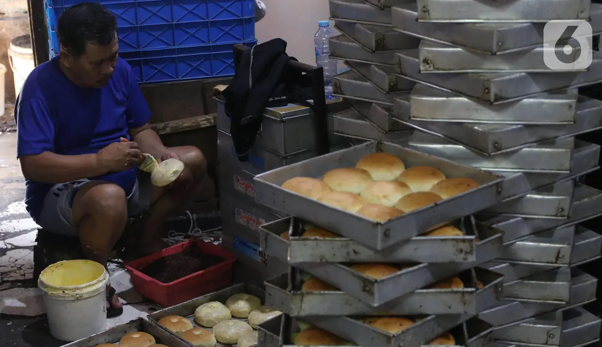 Pekerja menyelesaikan pembuatan roti skala rumahan di kawasan Bendungan Hilir, Jakarta, Selasa (22/6/2021). Realisasi penyaluran Kredit Usaha Rakyat (KUR) tercatat hingga 14 Juni 2021 ini setara dengan 44,26% dari target sebesar Rp253 triliun pada tahun ini. (Liputan6.com/Angga Yuniar)
