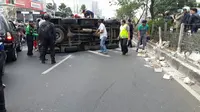 Mobil milik Brimob mengalami kecelakaan di Jalan Margonda, Kota Depok. (Liputan6.com/Ady Anugrahadi)