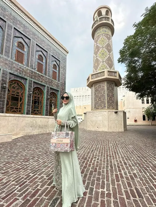 Gaya OOTD Fitri Carlina dengan hijab ini juga banjir pujian dari netizen. Tak sedikit yang mengungkapkan jika penampilan wanita asal Banyuwangi ini tampak begitu menawan. (Liputan6.com/IG/@fitricarlina)
